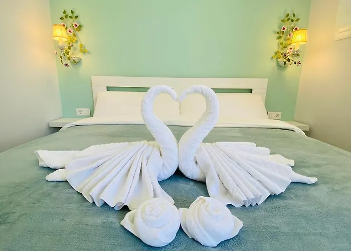 아파트 With Tropical Garden And Sea Water Pool