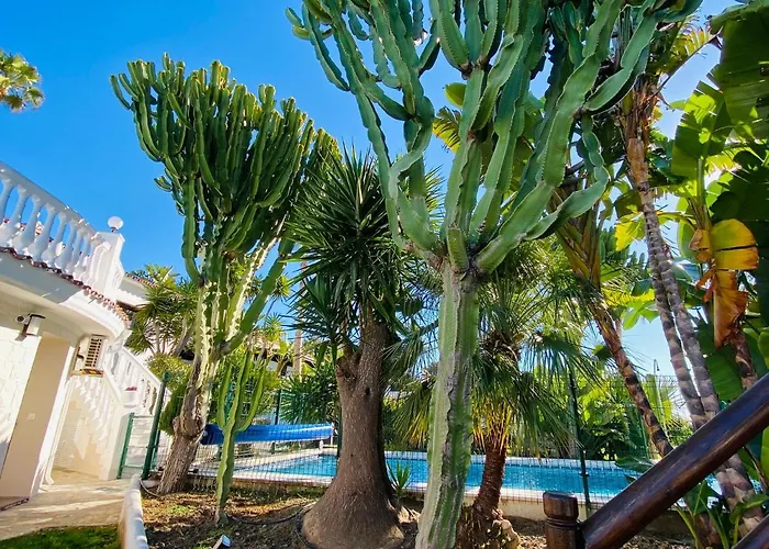 아파트 With Tropical Garden And Sea Water Pool *