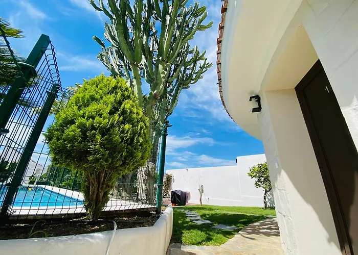 With Tropical Garden And Sea Water Pool 아파트 마르베야