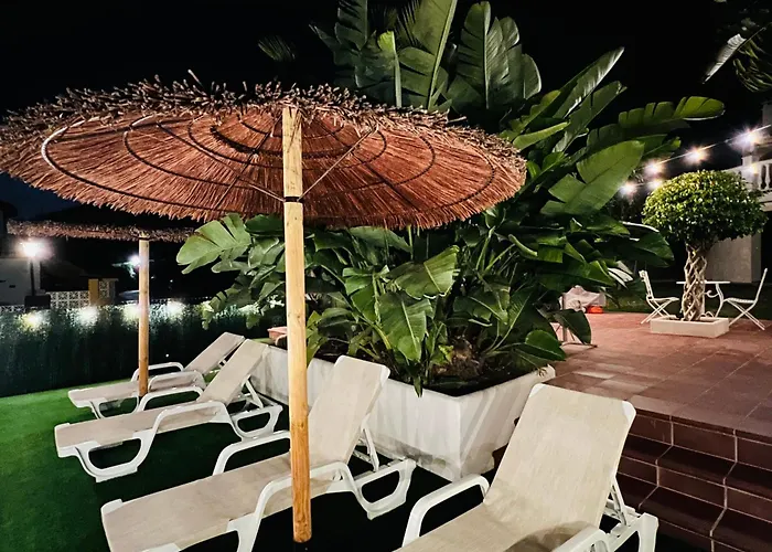 아파트 With Tropical Garden And Sea Water Pool