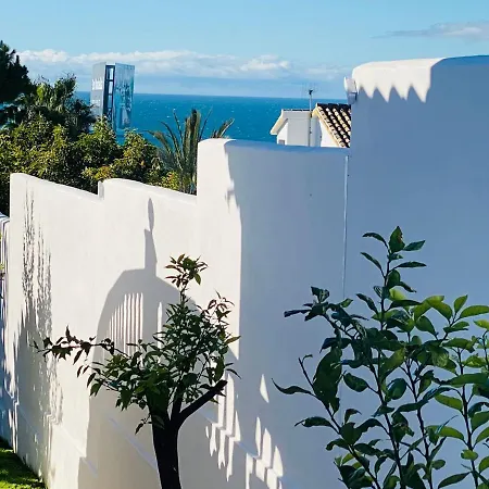 With Tropical Garden And Sea Water Pool شقة